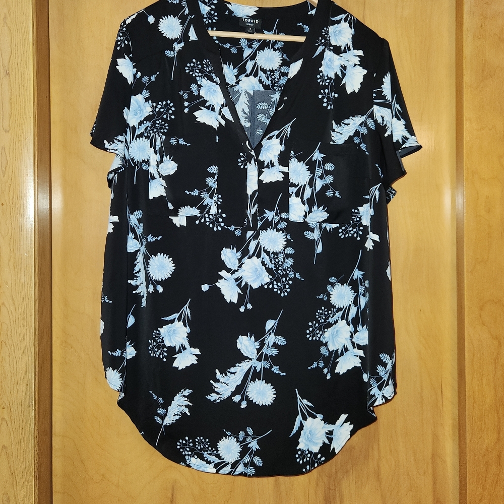 torrid Black Floral Short Sleeve Blouse